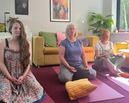 weekend-retreat-people-meditating-e1655406499878